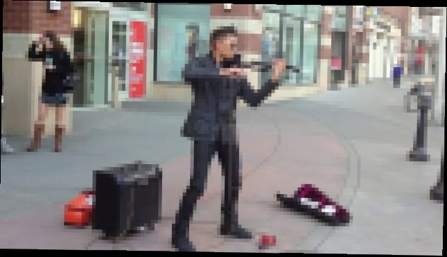 Красивая игра на скрипке уличного музыканта 