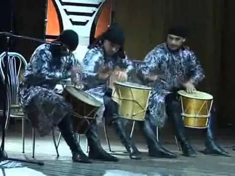 игра на армянском барабане