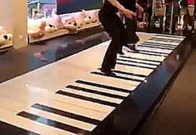 Красивая игра на фут пиано... 