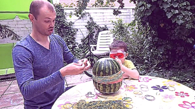АРБУЗ Челлендж взрываем большой арбуз резинками Exploding Watermelon Challenge 