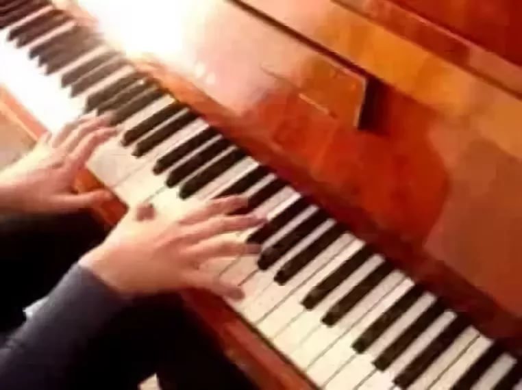 Моцарт(игра на фортепиано) - ''Реквием по мечте''