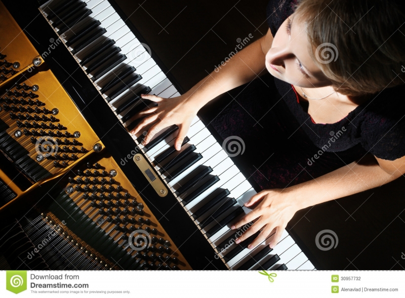 Неизвестен - Быстрая игра на пианино.