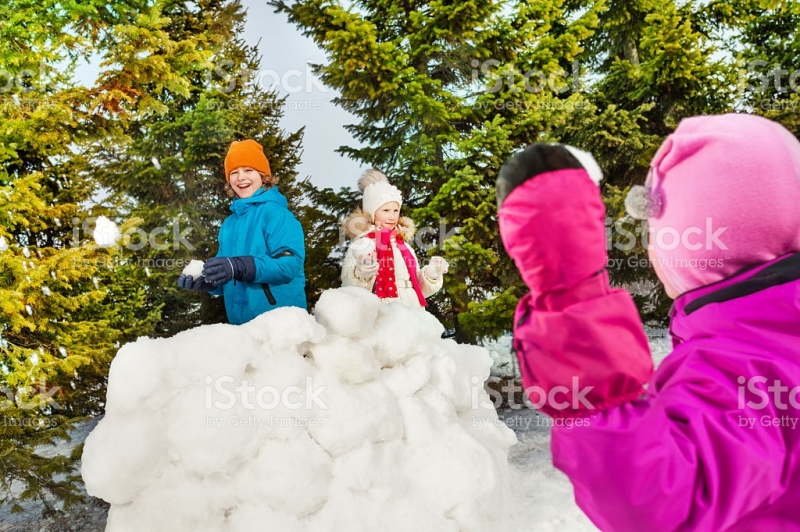 Игра в снежки