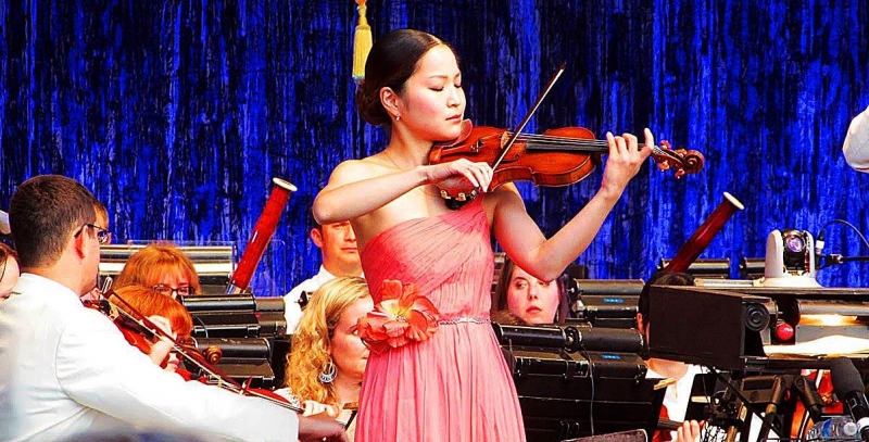 Самира, игра на скрипке