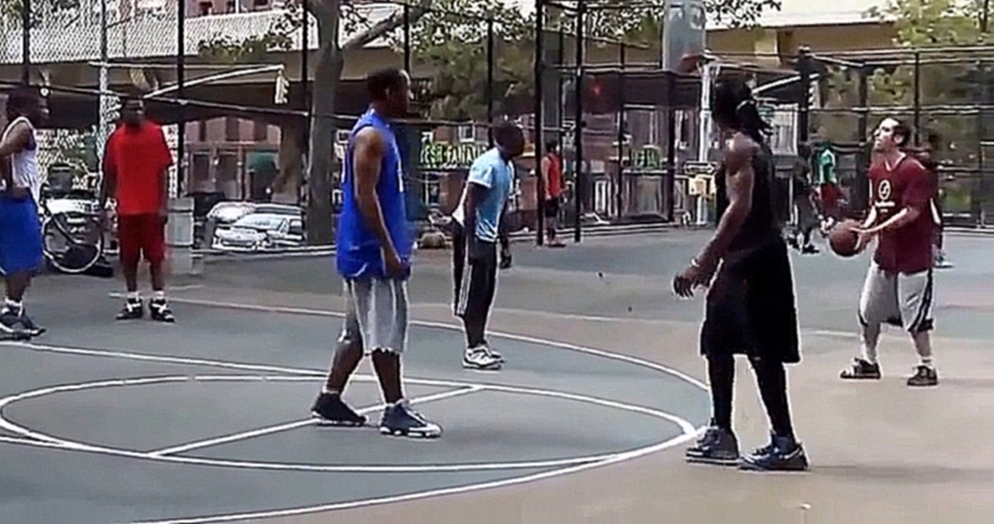 Белый парень уделывает черных Американских стритболистов White Guy OWNS Black Dudes in Streetball 