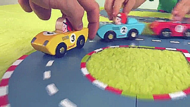 Машинки и гоночная трасса автодром - Развлекательное видео для детей с машинками и Даником 