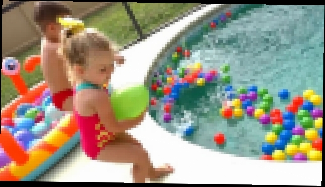 Лопаем ШАРИКИ с Водой  Видео для Детей Crushes Water Balloons Funny Video for Kids 