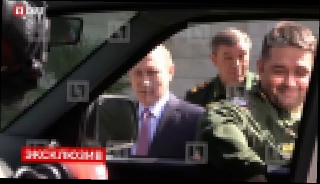 Генерал рассмешил Путина, оторвав ручку двери у УАЗа Патриот во время экскурсии 