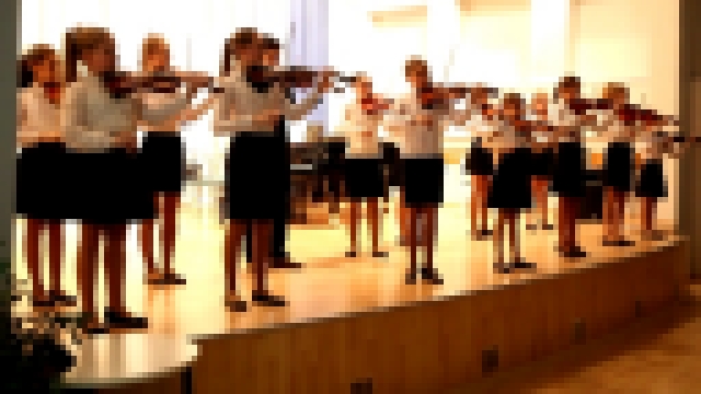Ксюша играет на скрипке в ансамбле 