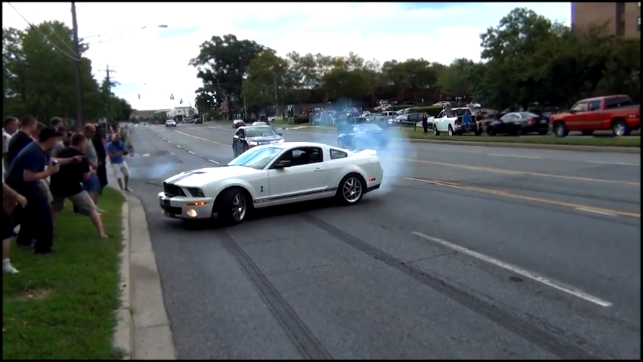 Ford Mustang Shelby GT500 врезается в толпу 