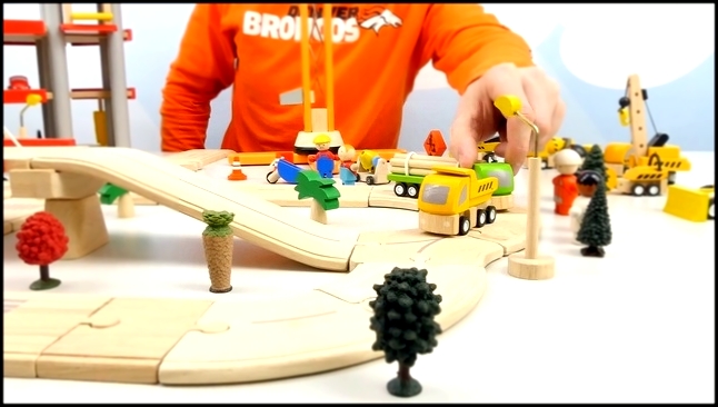 Подъёмный Кран и Грузовые Машины в деревянном городке Plan Toys - Игры с машинками для малышей 