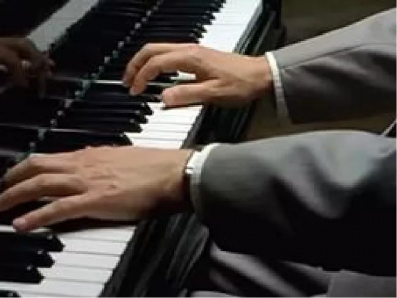 Музыкальный триллер Виртуозная игра на пианино