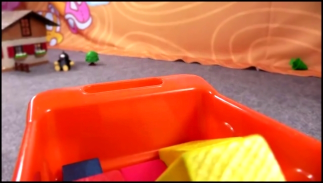 Видео для детей. Лепим из пластилина. Аня и кротик строят курятник - Истории из игрушек для детей 