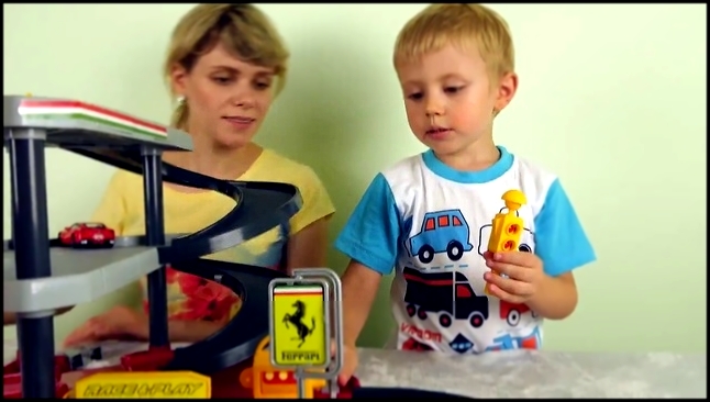 Машинки с треком и гаражом   Весёлое видео для детей с машинками 