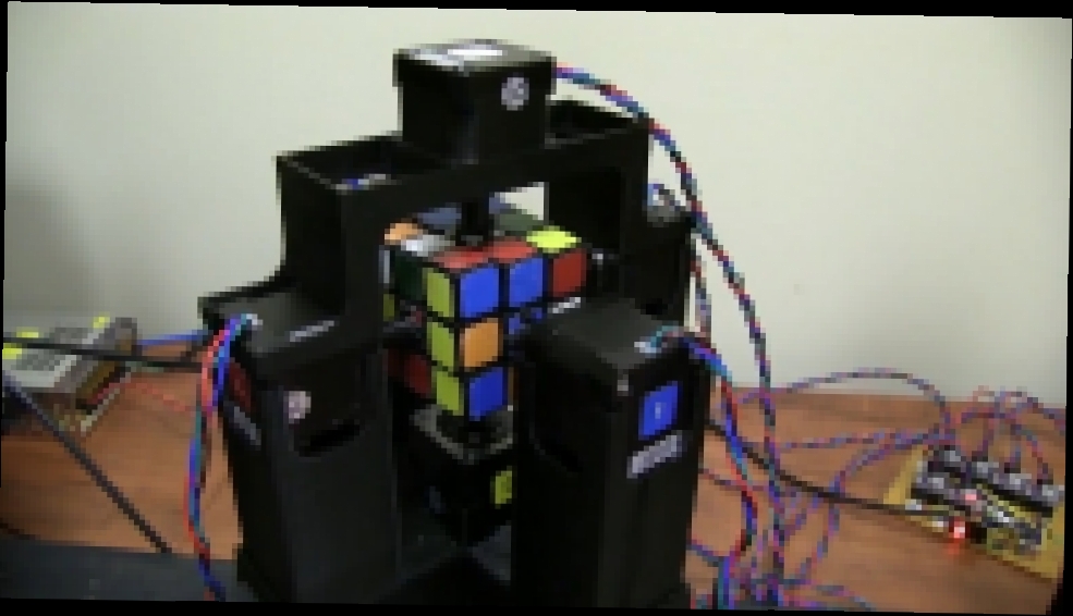 Самый быстрый собиратель кубика рубика  