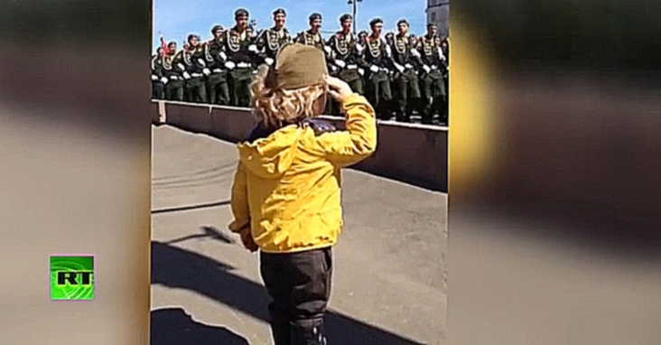 Маленький генерал_ на репетиции парада Победы в Москве военные ответили на приветствие 08 05 2015 
