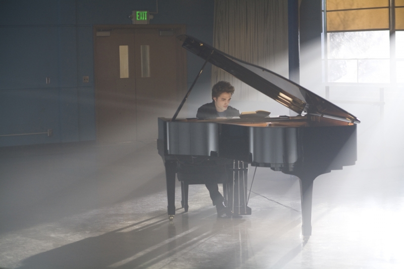 Edward Cullen - игра на рояле