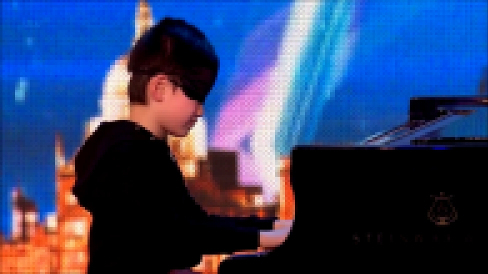 Сыграл вслепую на рояле 