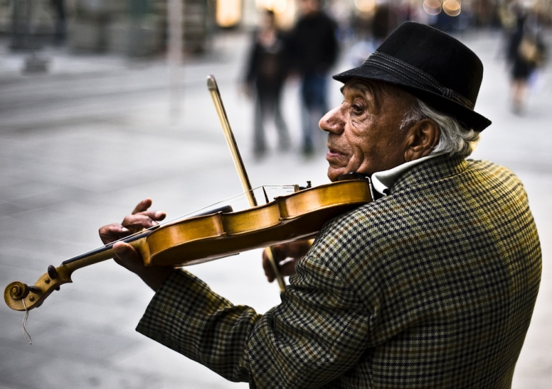 Игра на скрипке - уличный музыкант