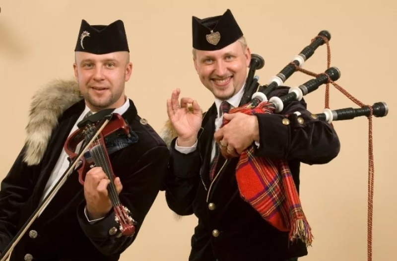Игра на скрипке, волынке и аккордеоне - Шотландские мотивы