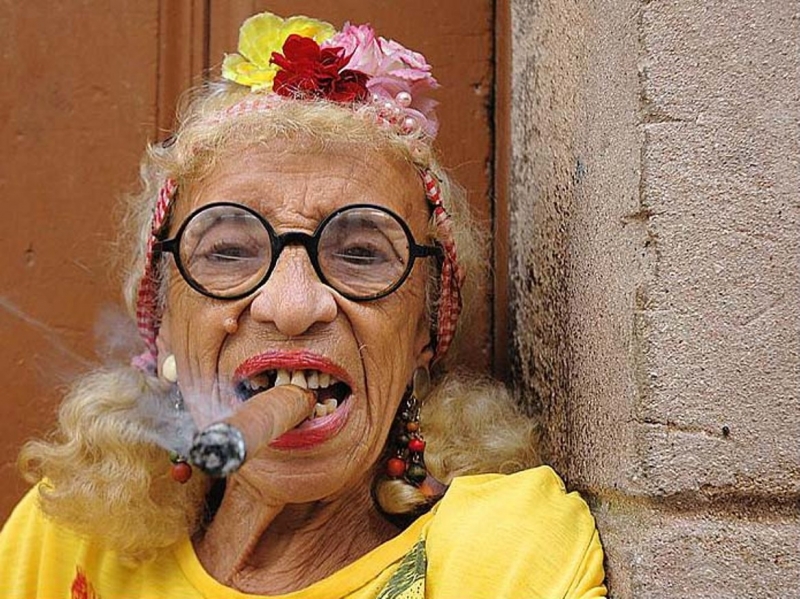 бабушка курит трубку