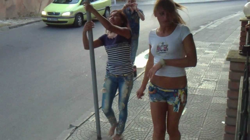 Polina Dubkova - Russian girls dancing at the street
