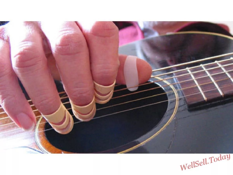 Ногти под пальцами во время игры на гитаре