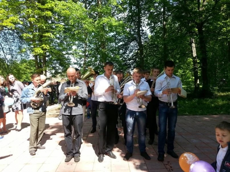 В городском саду играет духовой оркестр